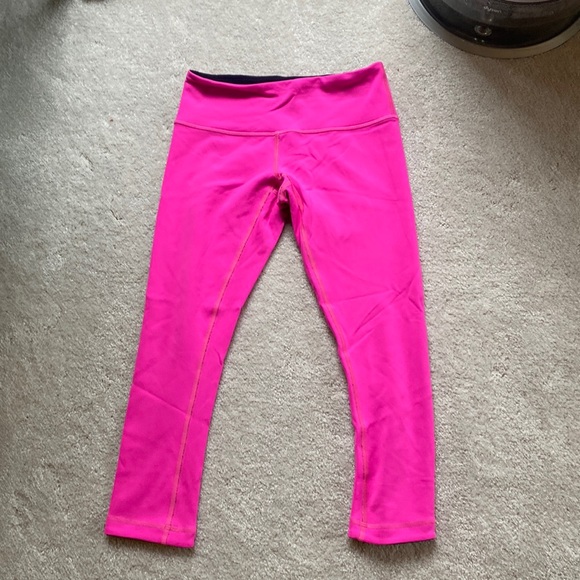 Lululemon Wunderunder Reversible Crop size 4 black swan and raspberry glo light - Picture 1 of 8